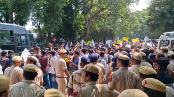 जंतर-मंतर पर चुनाव आयोग के खिलाफ भारी हंगामा, नेताओं, पत्रकारों और इंफ्लुएंसर्स समेत 700 से ज्यादा हिरासत में